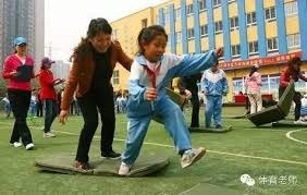 闭幕式拿着中国国旗的白发美女是谁？神似精灵女王的俄罗斯教练